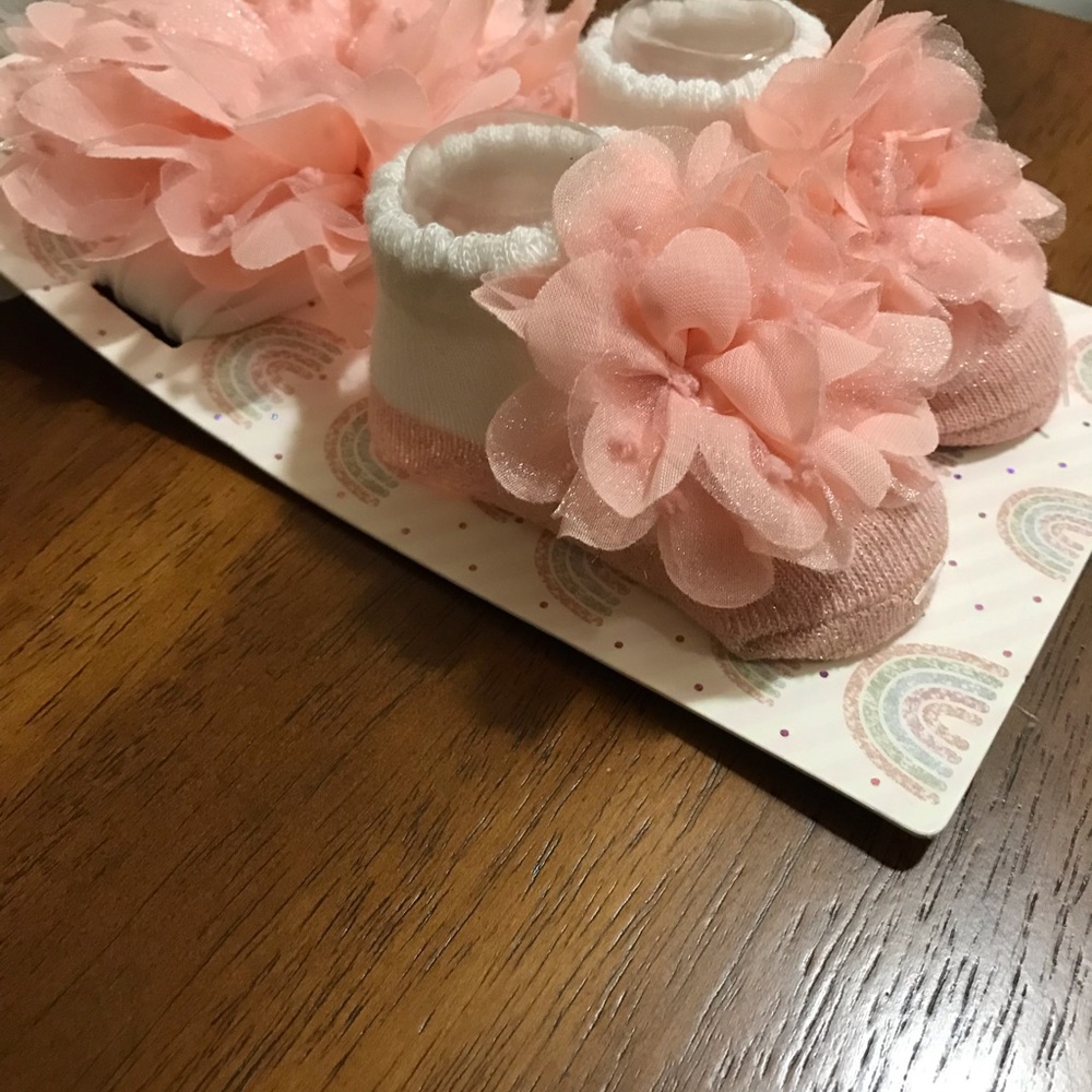 ⬇️ DROP!  BRAND NEW WITH TAGS!  Somewhere Over Rainbows Bootie and Headband set